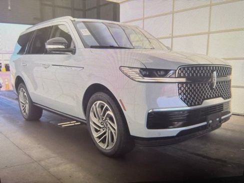 Used 2025 Lincoln Navigator Reserve AWD/4WD image 5