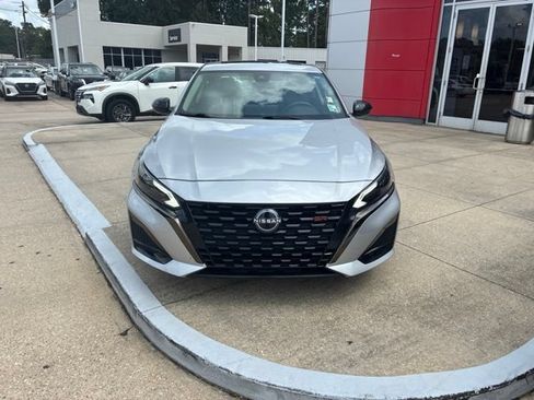 Used 2023 Nissan Altima 2.5 SR w/ SR Premium Package FWD image 2