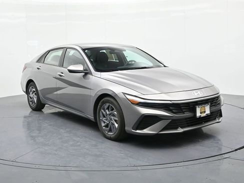 Used 2024 Hyundai Elantra SEL image 4