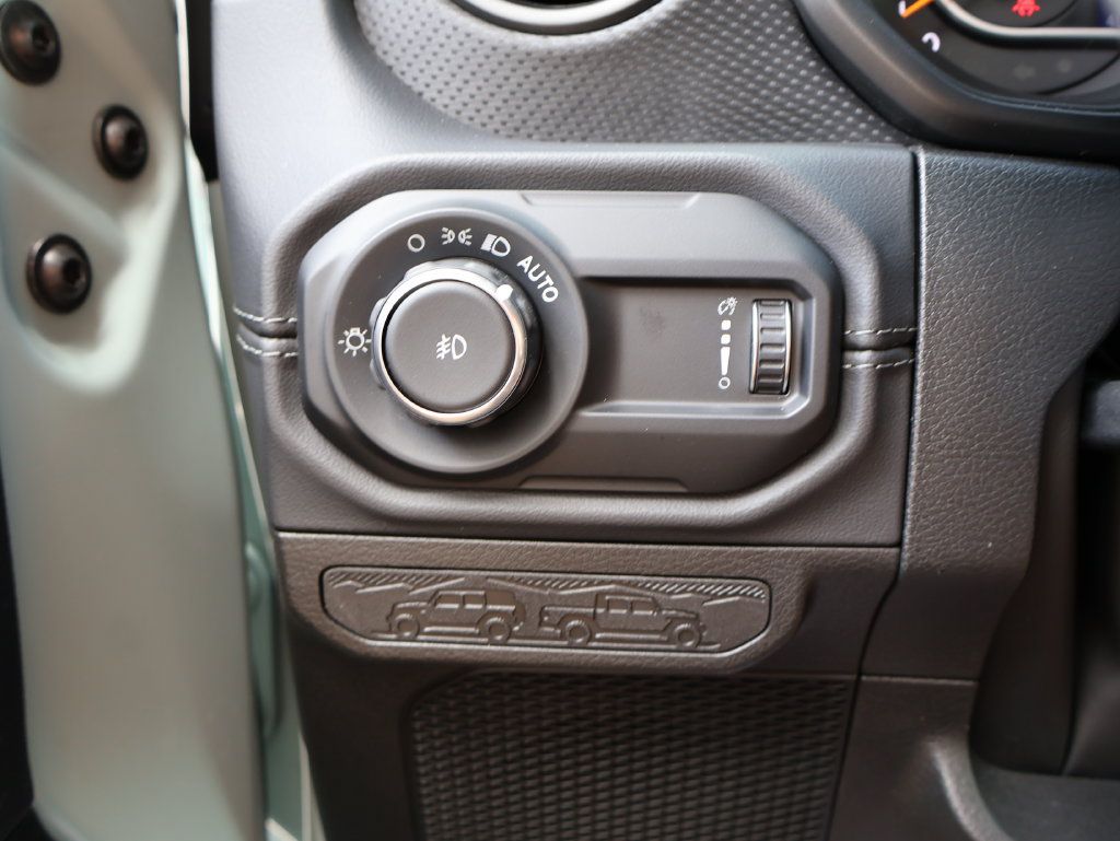 Used 2024 Jeep Wrangler Unlimited Rubicon w/ Technology Group AWD/4WD image 29