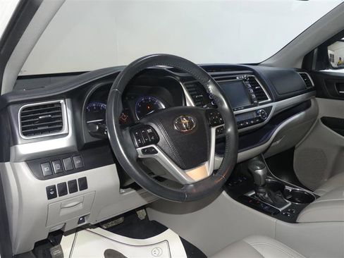 Used 2019 Toyota Highlander XLE image 23