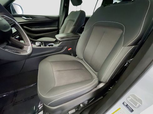 Used 2025 Jeep Grand Cherokee L Laredo image 12