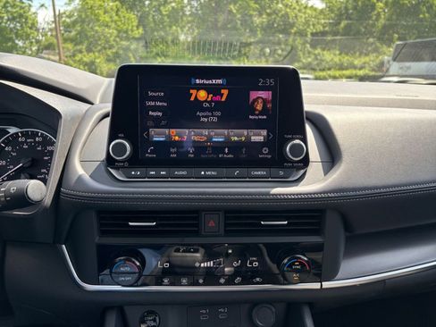 Used 2025 Nissan Rogue SV image 17