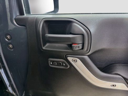 Used 2016 Jeep Wrangler Unlimited Sahara AWD/4WD image 31