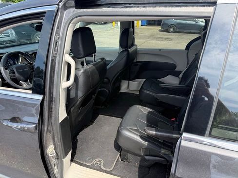 Used 2018 Chrysler Pacifica Touring-L FWD image 6
