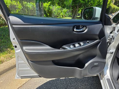 Used 2015 Nissan Leaf SL w/ Premium Package FWD image 10