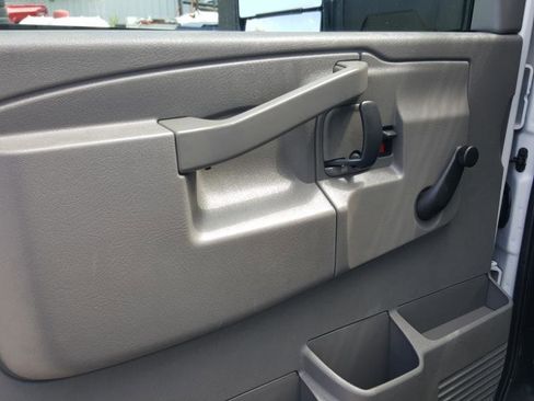Used 2018 Chevrolet Express 3500 RWD image 19