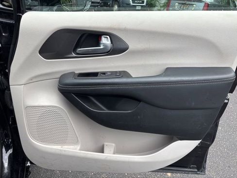 Used 2024 Chrysler Pacifica Touring-L image 12