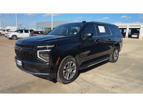 Used 2025 Chevrolet Suburban LS RWD image 4