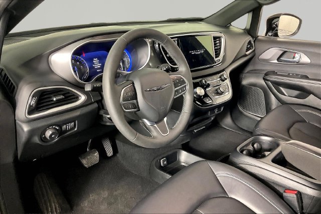 Used 2026 Chrysler Pacifica Select FWD image 14
