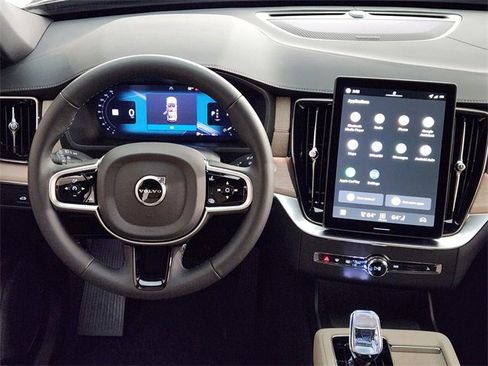 New 2026 Volvo XC90 B6 Plus w/ Protection Package Premier image 27