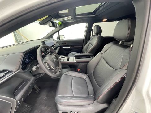 Used 2025 Toyota Sienna XSE image 14