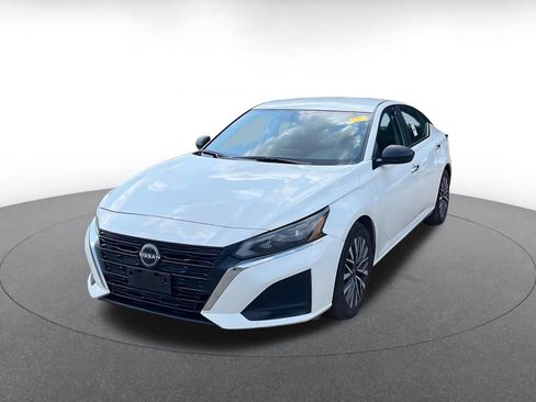 Used 2025 Nissan Altima 2.5 SV FWD image 3
