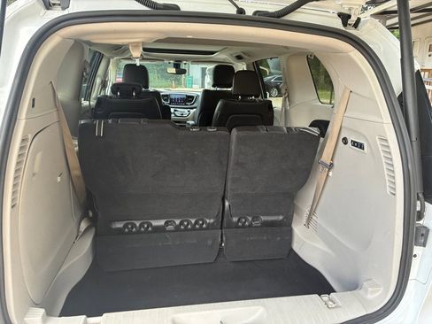 Used 2020 Chrysler Pacifica Limited image 16