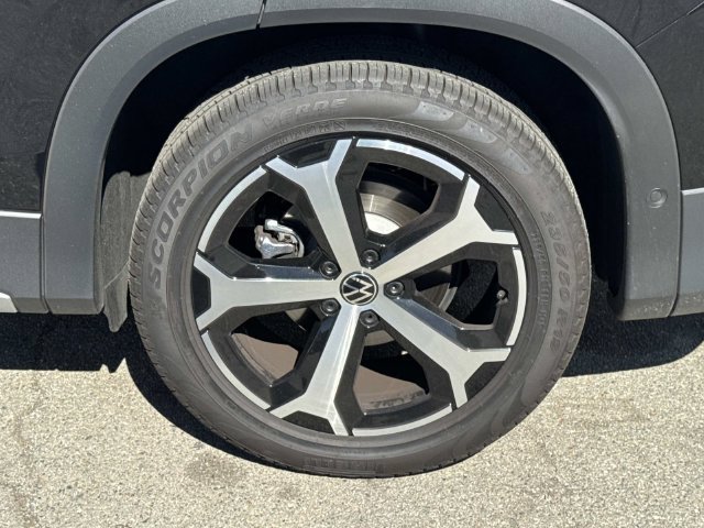 Used 2026 Volkswagen Tiguan SE w/ Panoramic Sunroof Package FWD image 5