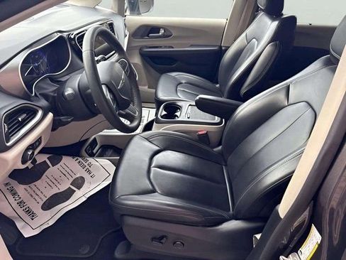 Used 2023 Chrysler Pacifica Touring-L image 8