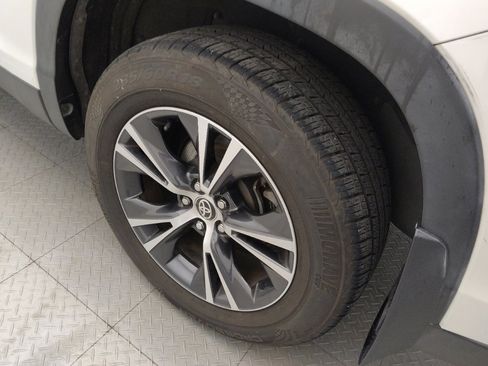 Used 2019 Toyota Highlander LE FWD image 31