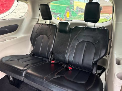 Used 2019 Chrysler Pacifica Touring-L FWD image 24