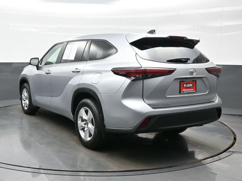 Used 2024 Toyota Highlander LE AWD/4WD image 4