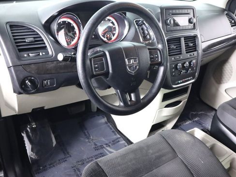 Used 2017 Dodge Grand Caravan SE FWD image 9