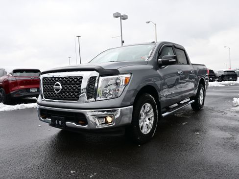 Used 2018 Nissan Titan SV image 4