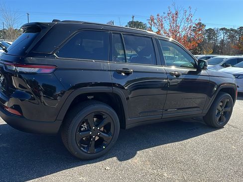 New 2025 Jeep Grand Cherokee Altitude image 8