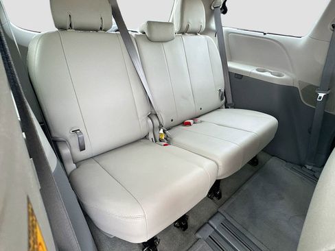 Used 2014 Toyota Sienna XLE image 35