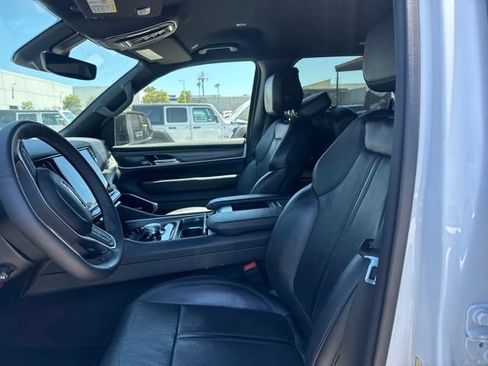Used 2024 Jeep Wagoneer L Series II w/ Flexible Seating Group RWD image 9