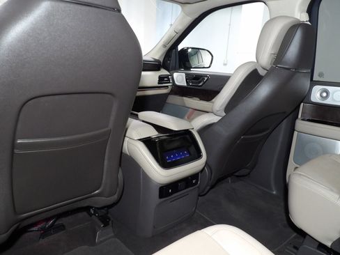Used 2022 Lincoln Navigator Reserve image 22