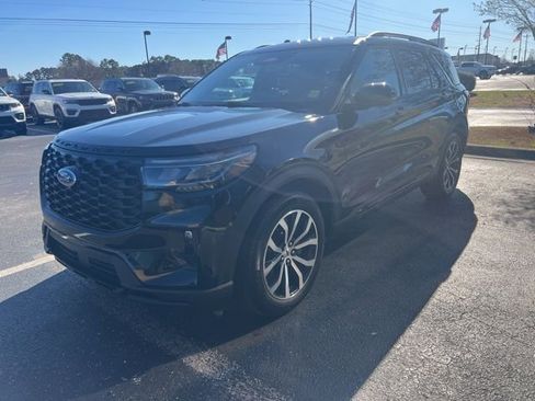 Used 2025 Ford Explorer ST-Line w/ Premium Package image 4