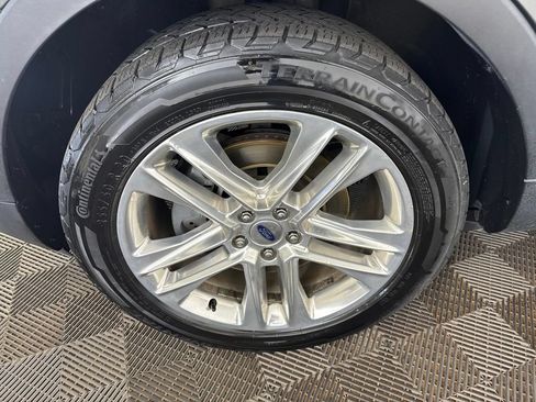 Used 2017 Ford Explorer XLT w/ Equipment Group 202A AWD/4WD image 32
