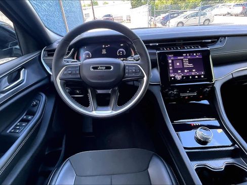 Used 2025 Jeep Grand Cherokee L Altitude RWD image 6