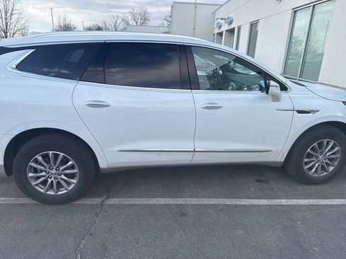 Used 2024 Buick Enclave Essence w/ Technology Package image 4