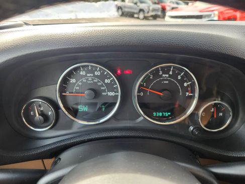 Used 2017 Jeep Wrangler Unlimited Sahara w/ Connectivity Group image 32