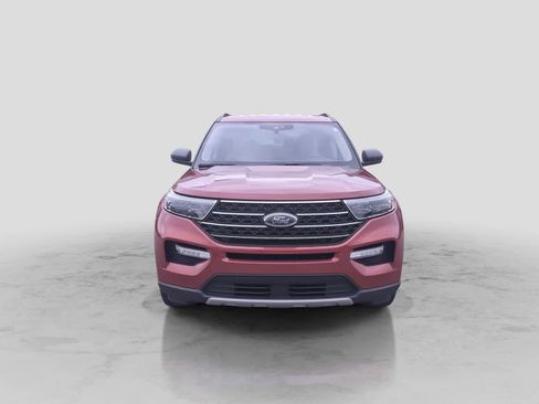 Used 2021 Ford Explorer XLT w/ Equipment Group 202A AWD/4WD image 3