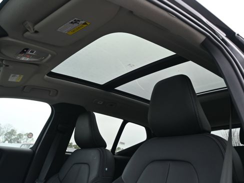 Used 2025 Volvo XC40 B5 Core image 8