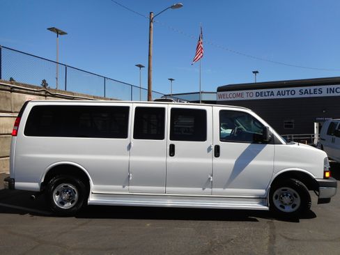 Used 2017 Chevrolet Express 3500 LT w/ LT Preferred Equipment Group RWD image 2