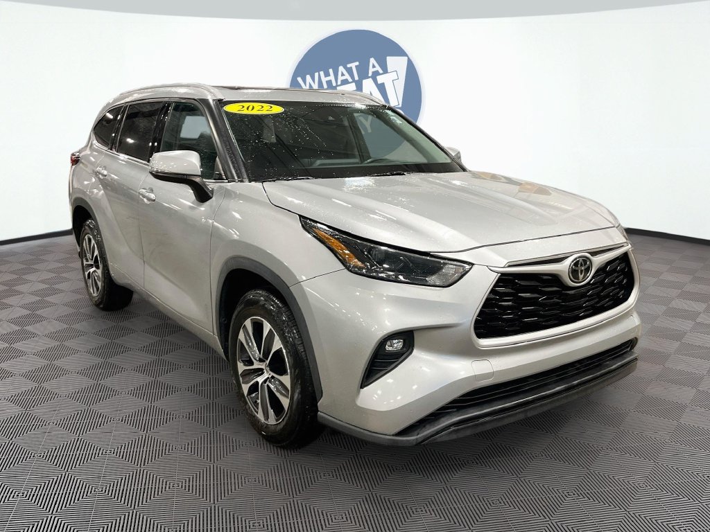 Used 2022 Toyota Highlander XLE FWD image 3
