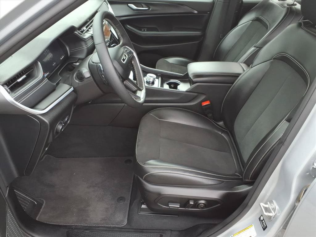 Used 2025 Jeep Grand Cherokee L Altitude AWD/4WD image 12