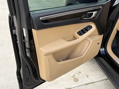 Used 2018 Porsche Macan S image 17