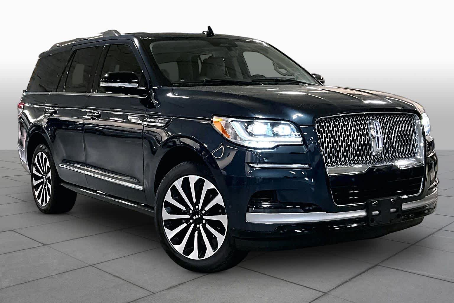 Used 2022 Lincoln Navigator Reserve AWD/4WD image 3