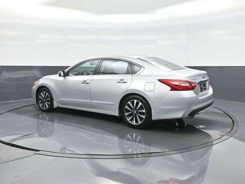 Used 2016 Nissan Altima 2.5 SV w/ Convenience Package FWD image 5