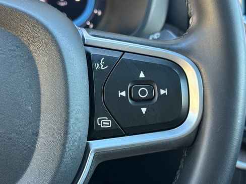 Certified 2022 Volvo XC60 B5 Momentum image 30