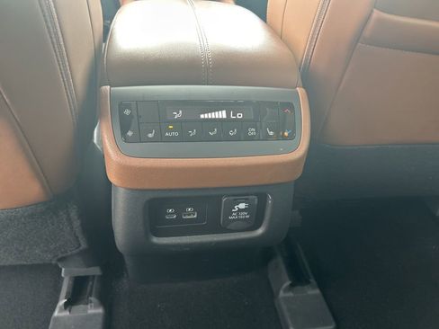 Used 2024 Nissan Pathfinder Platinum FWD image 10