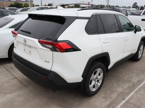 Used 2021 Toyota RAV4 XLE FWD image 9