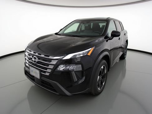 Used 2025 Nissan Rogue SV image 3