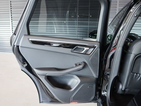 Used 2025 Porsche Macan image 26