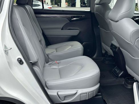 Used 2023 Toyota Highlander Limited FWD image 7