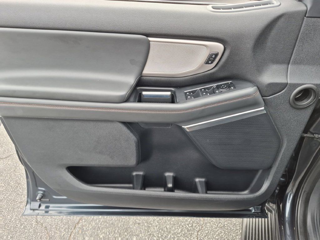 Used 2025 Ford Expedition Active AWD/4WD image 9