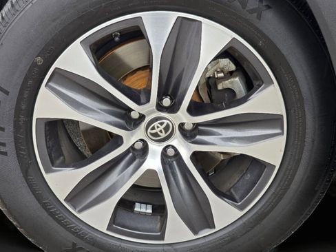 Used 2020 Toyota Highlander XLE image 23